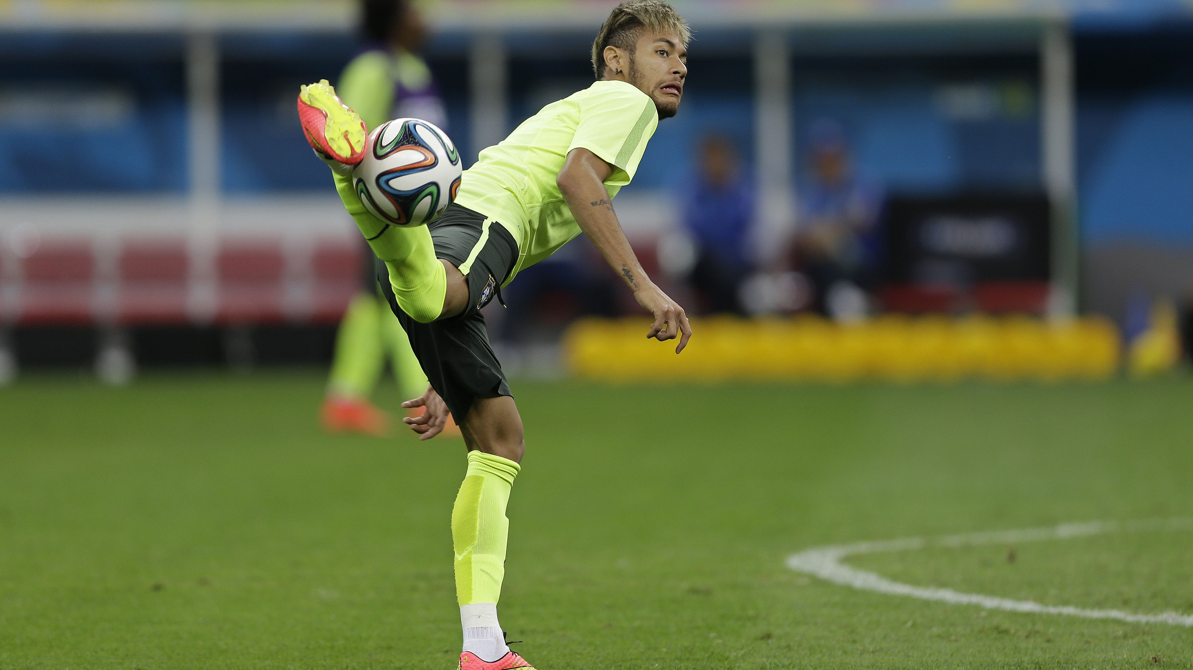 MS_Neymar_tréning_žongluje